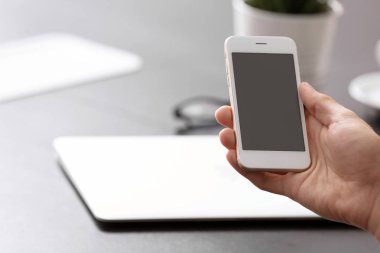 İşyerinde Smartphone kullanan adam