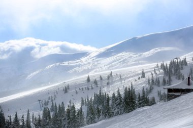 karlı Resort kayak pisti görünümünü kış gününde