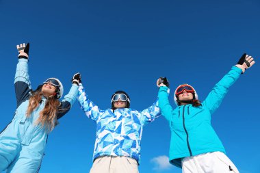 Kayak Merkezi, kış tatili, mutlu arkadaş grubu