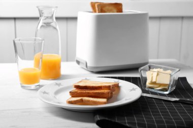 Masada lezzetli kızarmış ekmek ile plaka