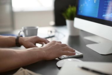 Bilgisayar Office ile çalışan adam