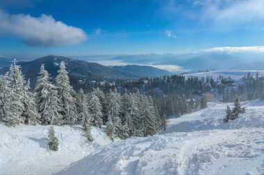 Güneşli karlı Kayak görünümü