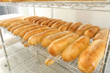 Lezzetli taze ekmek fırın raf