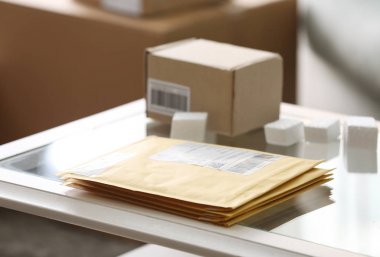 Kendini yapışma etiketler ev ofiste tabloda istemci sevkıyata hazır