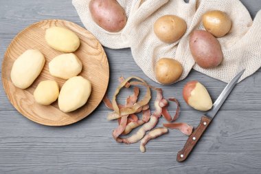 Ahşap masa üzerinde ham patates ile kompozisyon