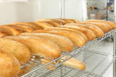 Lezzetli taze ekmek fırın raf