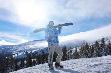 Kayak Bakırlı karlı Resort adam. Kış tatili