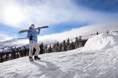 Kayak Bakırlı karlı Resort adam. Kış tatili