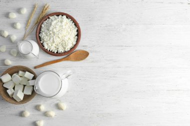 Ahşap arka planda taze süt ürünleri