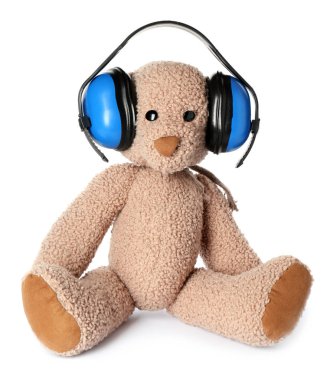 Oyuncak ayı koruma işitme beyaz arka plan üzerinde kulaklık ile