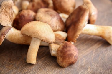 Tahta masada taze çiğ mantarlar.