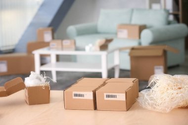 Parsel evde tablo istemcide sevkıyata hazır