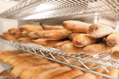 Raflar ekmek lezzetli taze ekmek ile