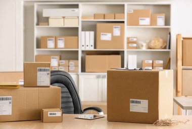 Parsel ev ofiste tabloda istemci sevkıyata hazır