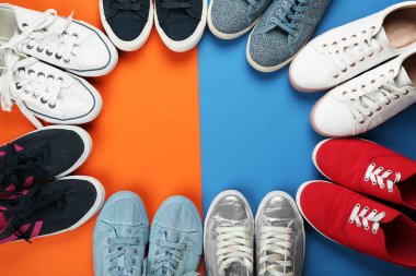 renk arka plan üzerinde kadın şık ayakkabı Üstten Görünüm