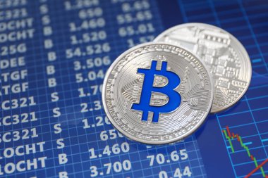 Döviz kurları ile ekranda bitcoins gümüş, ticaret finansmanı