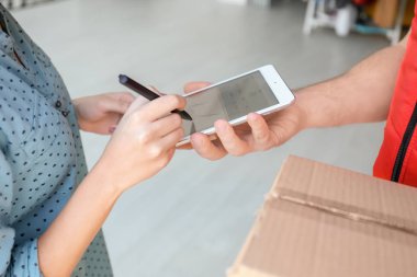 Tablet parsel tesliminde imza kadının yakın çekim