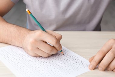 El erkek öğrenci geçen sınav yakın çekim