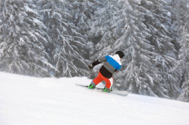 Snowboard Kayak Bakırlı karlı Resort üzerinde. Kış tatili