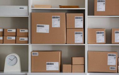 Parsel için ev ofis istemcisinde sevkıyata hazır raflara