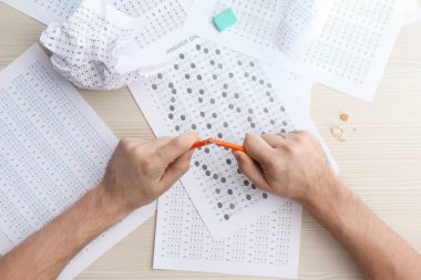 Ellerin gergin öğrenci kalem geçen sınav sırasında kırma yakın çekim