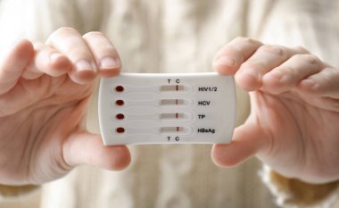 HIV, hepatit B, C ve frengi, closeup için test tutan kadın
