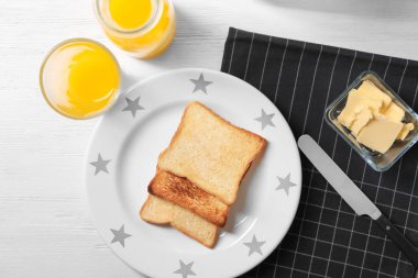 Masada lezzetli kızarmış ekmek ile plaka