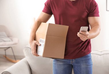 Teslim edilen parsel evde hakkında yapım telefon genç adam