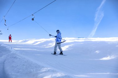 Teleferik karlı Resort'ta kullanan adam. Kış tatili