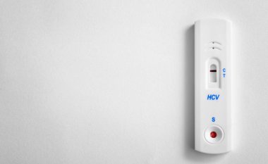 Beyaz arka plan üzerinde test Hcv için hızlı