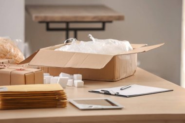 Açık parsel kutusu tablo ev ofis