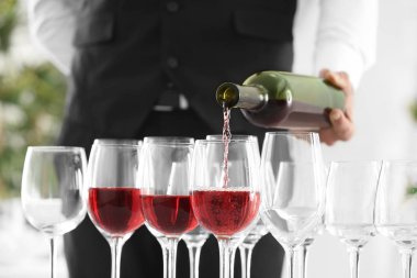 Şarap gözlük içine kapalı dökme garson