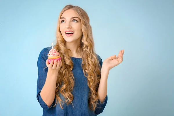 Jovem Feliz Com Cupcake Aniversário Fundo Cor — Fotografia de Stock