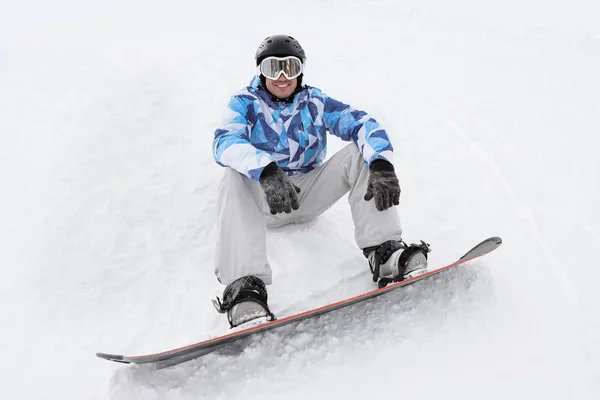 Homem snowboarder em pista de esqui no resort nevado. Férias inverno — Fotografia de Stock