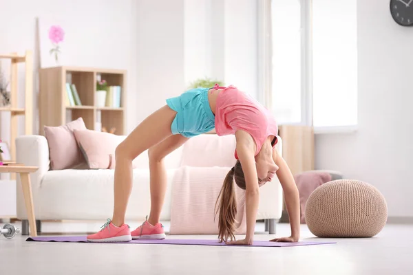 Mooie Jonge Vrouw Doet Fitness Oefening Thuis — Stockfoto