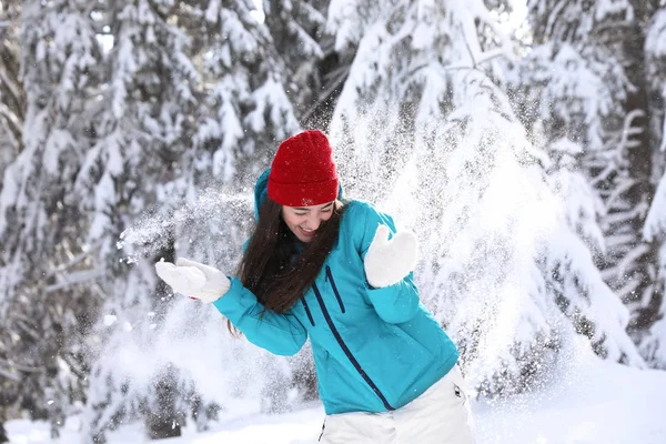 Vacker Kvinna Leker Med Snö Landsbygden Vintersemester — Stockfoto