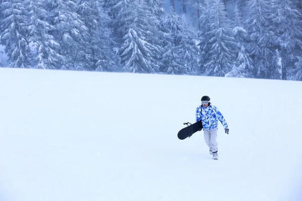 Snowboardista na sjezdovce v horském resortu. Zimní dovolená — Stock fotografie