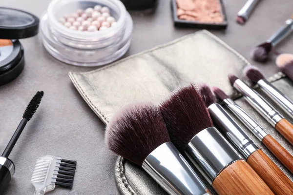 Borstar Professionell Makeupartist Med Dekorativt Smink Grå Bord — Stockfoto