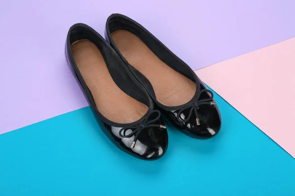 Stijlvolle Vrouwelijke Schoenen Kleur Achtergrond — Stockfoto