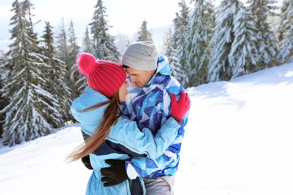 Счастливая пара на прекрасном снежном курорте. Зимние каникулы — стоковое фото