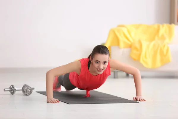 Mooie Jonge Vrouw Doet Fitness Oefening Thuis — Stockfoto