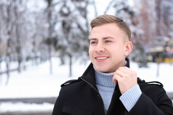 Portrait Jeune Homme Heureux Dans Parc Enneigé Vacances Hiver — Photo