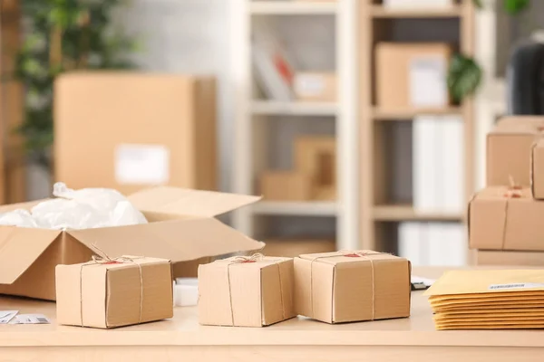 Cajas Paquetes Sobres Listos Para Envío Cliente Mesa Oficina Hogar — Foto de Stock