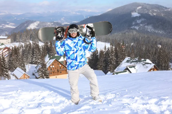 Homem snowboarder em pista de esqui no resort nevado. Férias inverno — Fotografia de Stock