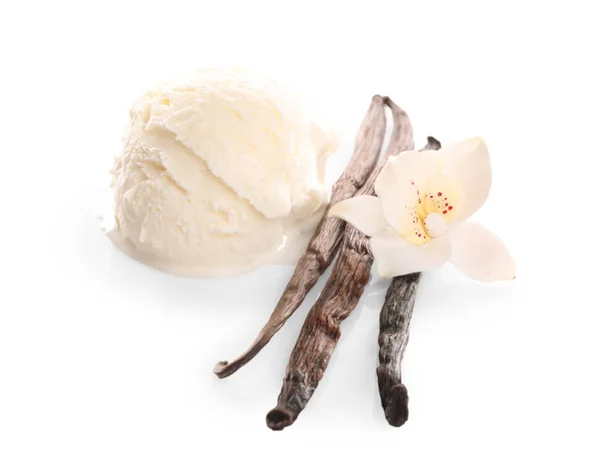 Мяч вкусное ванильное мороженое на белом фоне — стоковое фото