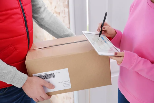 Primer Plano Mujer Que Firma Tableta Para Entrega Paquetes —  Fotos de Stock