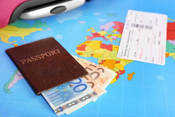 Паспорт, гроші та квиток на карті біля валізи. Імміграційна реформа — стокове фото