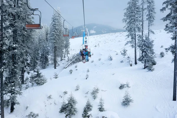 Couple on ski lift at mountain resort. Winter vacation — Stock Photo, Image