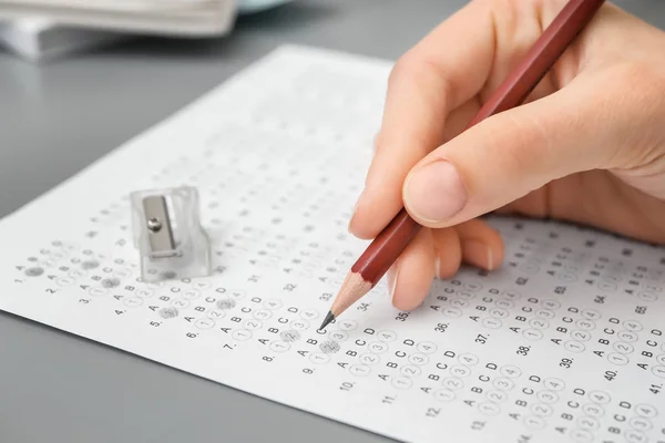 Primer Plano Del Examen Aprobación Del Estudiante Masculino Mano — Foto de Stock