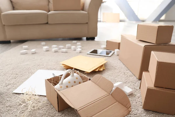 Offenes Paket Mit Becher Und Kartons Auf Dem Boden Hause — Stockfoto